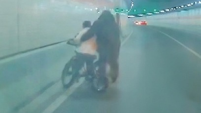 小男孩骑车误入隧道摔倒 热心人停车救助