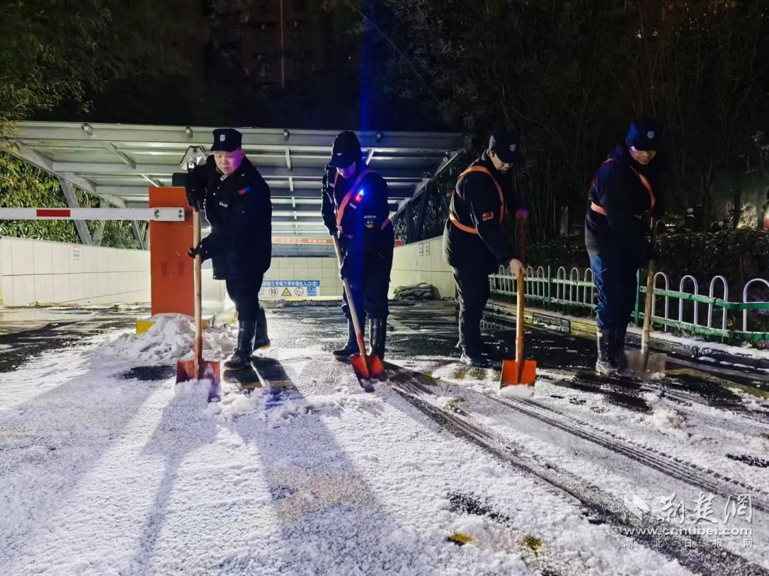  寒夜清雪暖民心 小区物业凌晨除冰守护业主平安路
