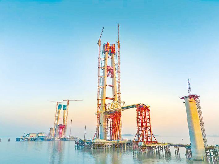 世界最長跨海鐵路大橋首座主塔封頂