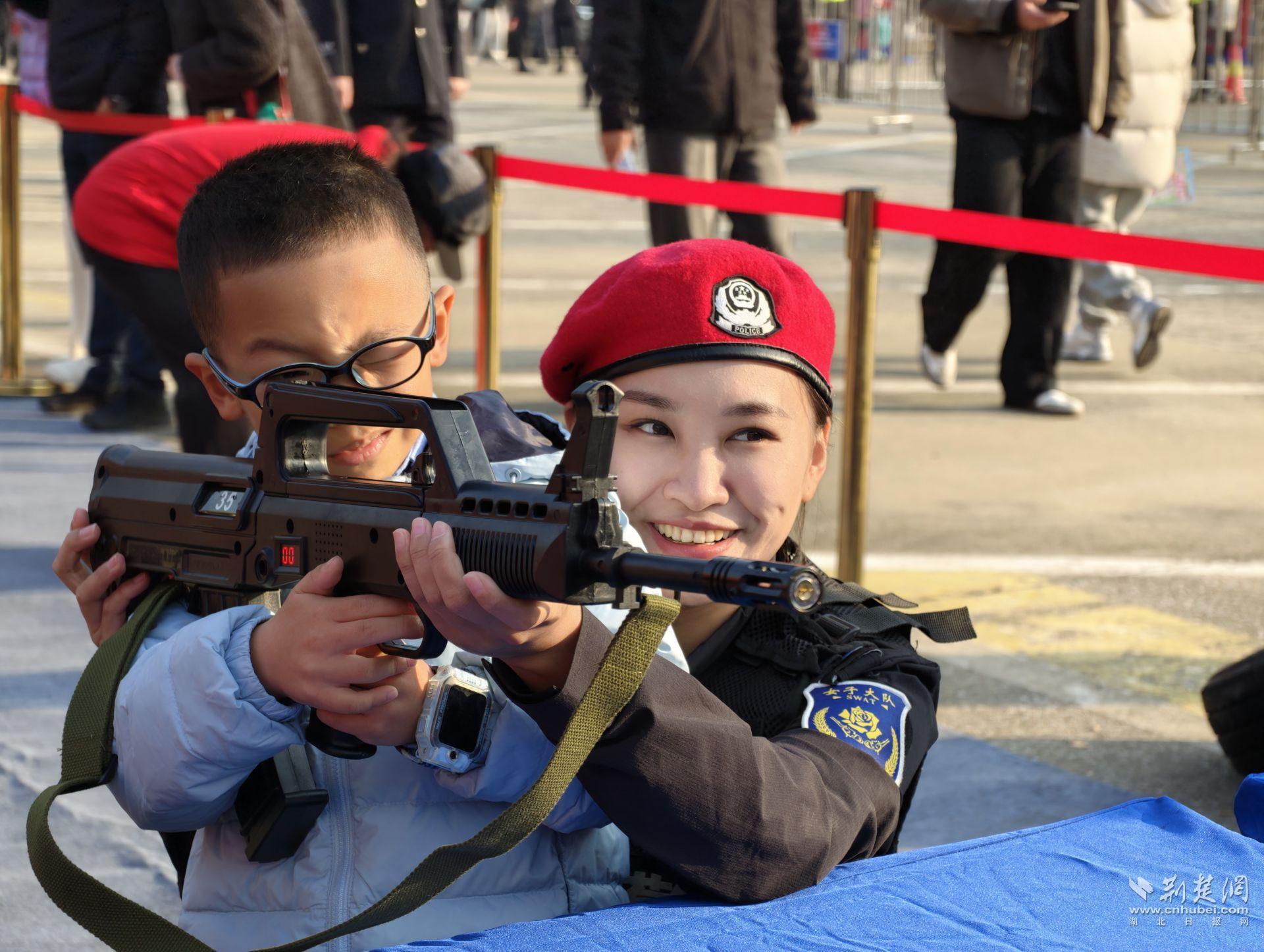  1.3万市民沉浸式体验武汉公安警营开放日