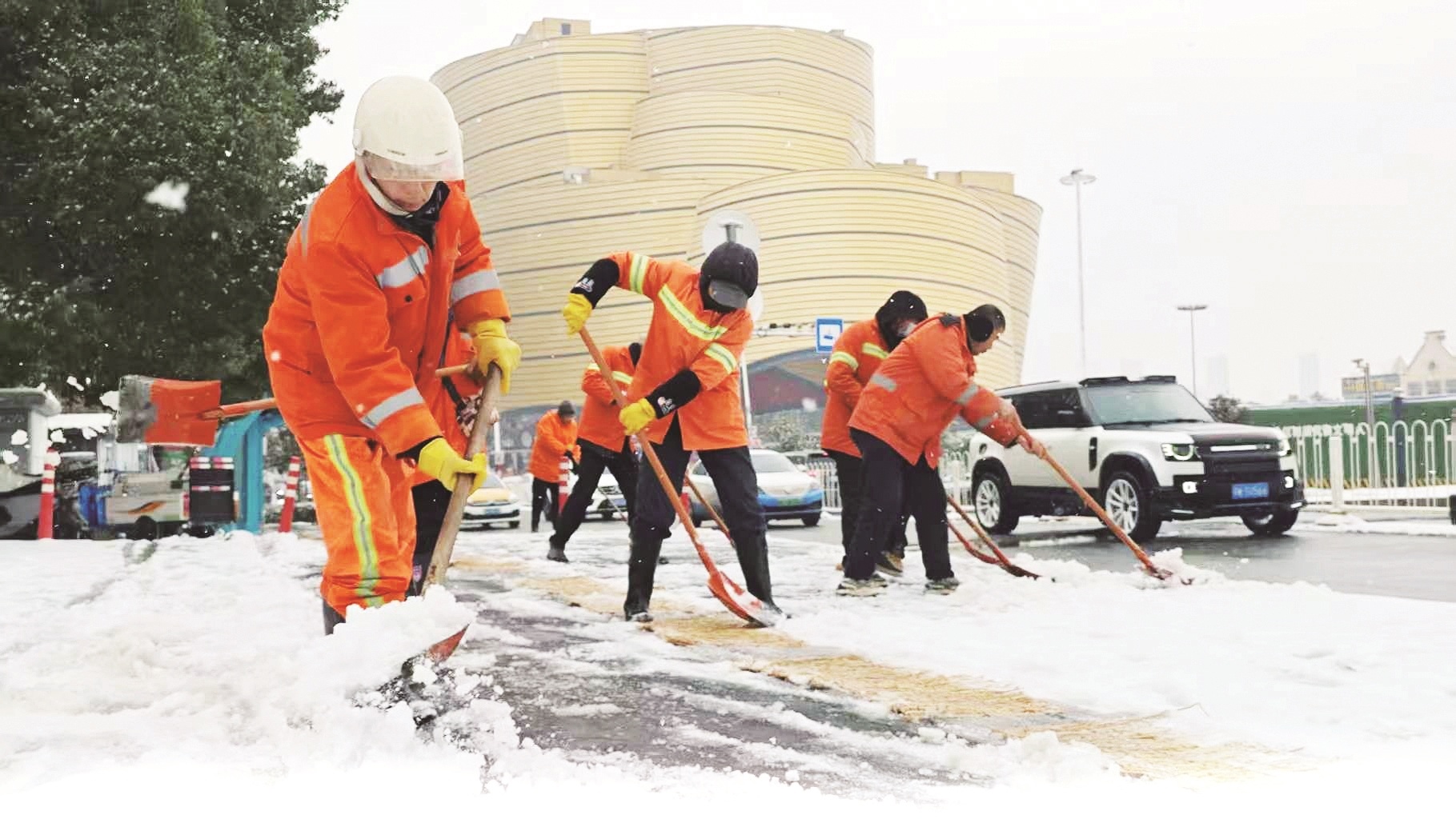 風(fēng)雪中，他們的身影匯成一道道暖流