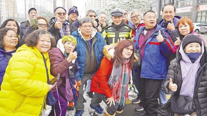 31名香港游客滞留谷城民警暖心护送