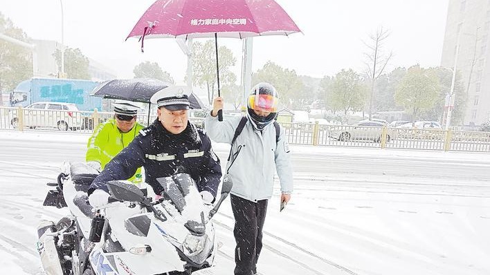 風(fēng)雪中，你為我扶車(chē)我為你撐傘