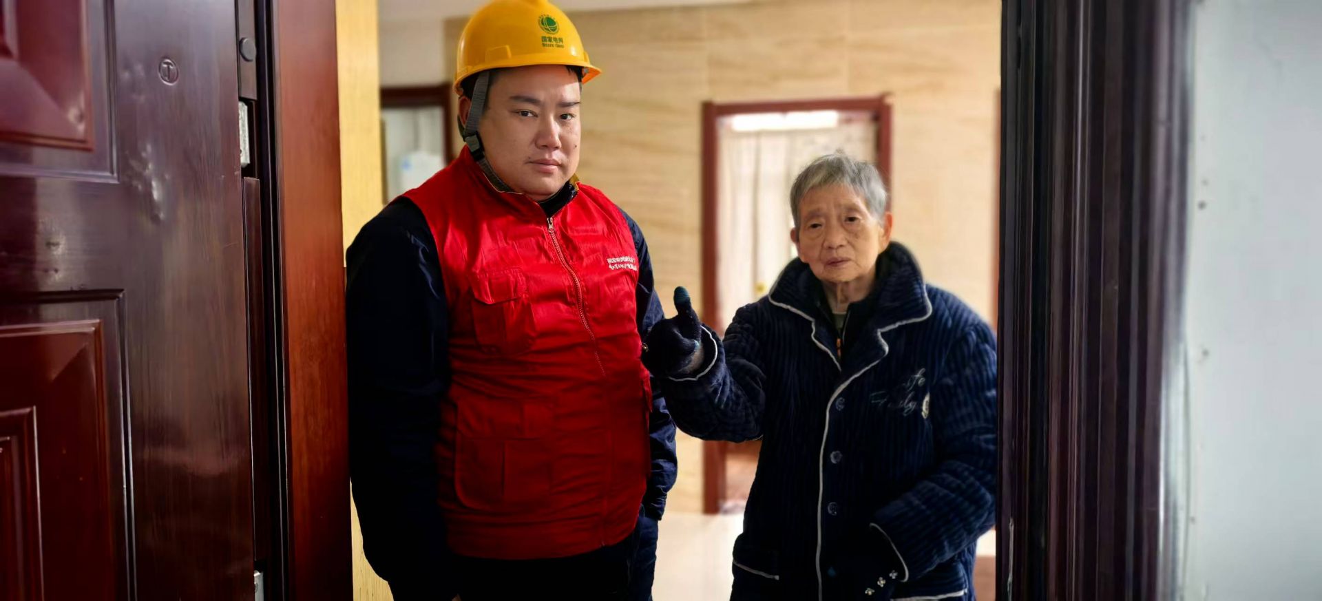 荆州城区供电中心党员为独居老人点亮寒冬夜
