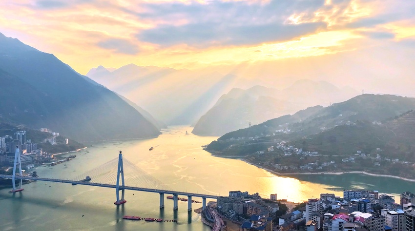 冬日晚霞映峡江 山水仙境入画来