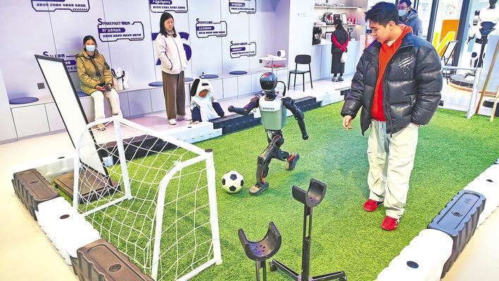 机器人7S店成为光谷热门打卡地