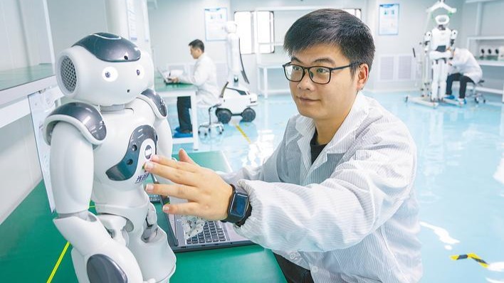 光谷企业赶制智能机器人