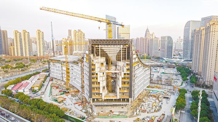 城市楼群间新地标拔节生长