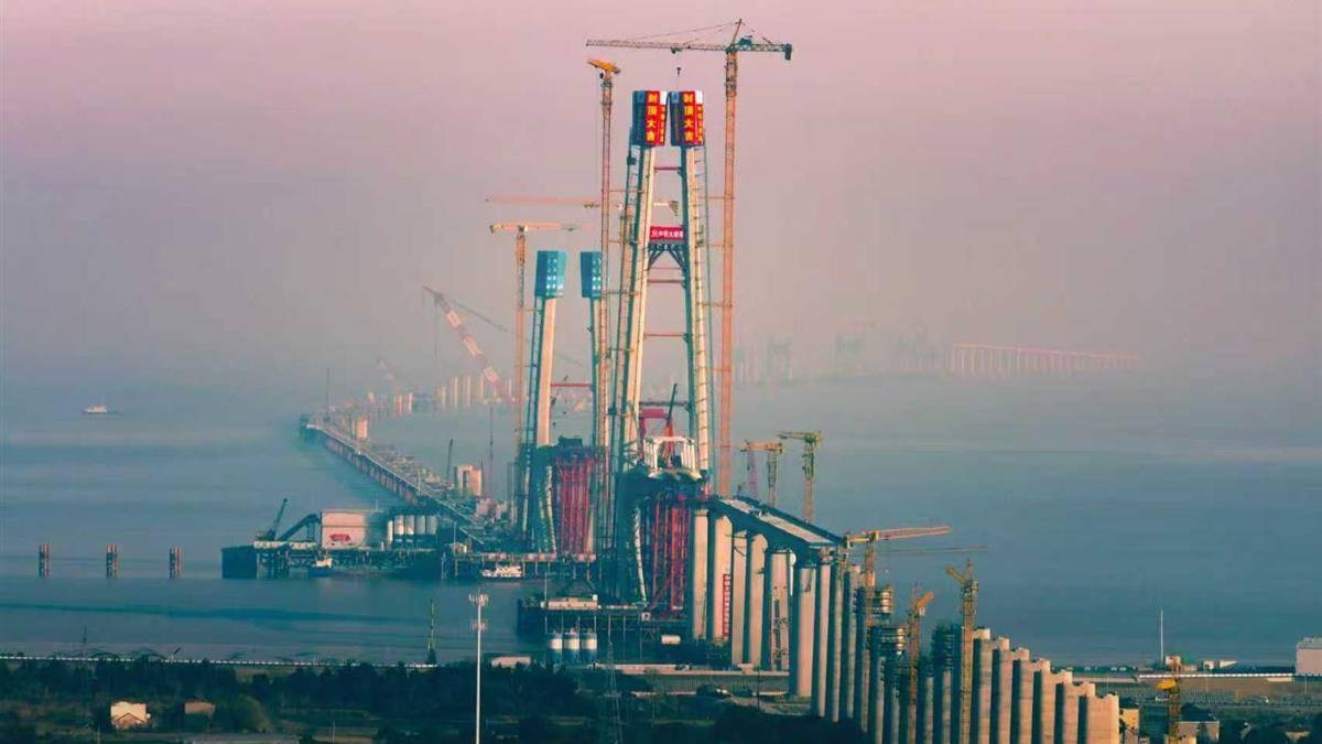 世界最长跨海铁路大桥首座主塔封顶