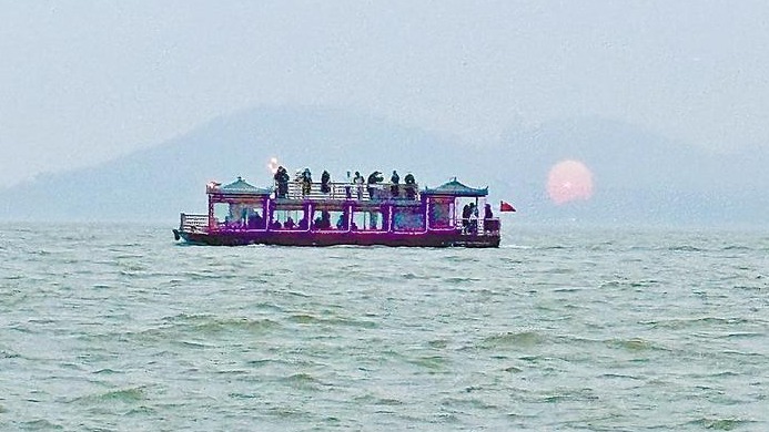 阴天也能迎日出 太懂游客的武汉东湖巧“种太阳”