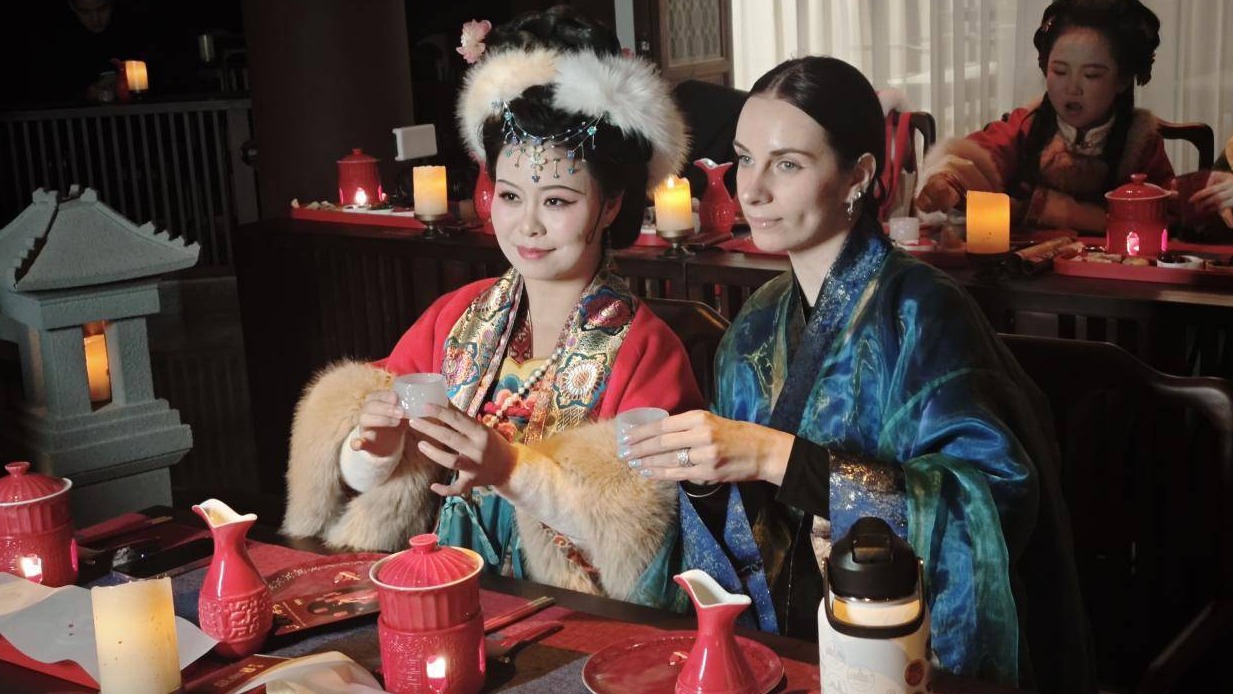 穿汉服、集“蒜鸟”  海外达人三国宴里品楚韵