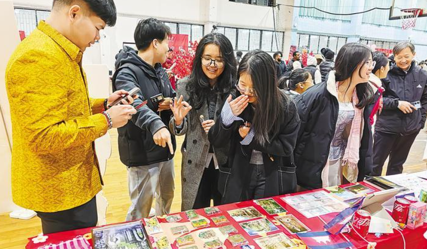 33国留学生写福字吃美食跨年