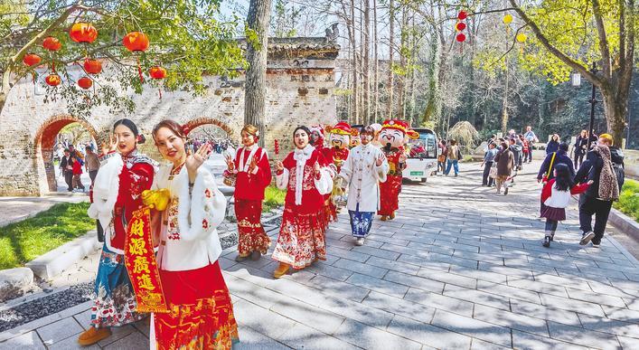 松滋洈水景區(qū)巡游點燃游客熱情