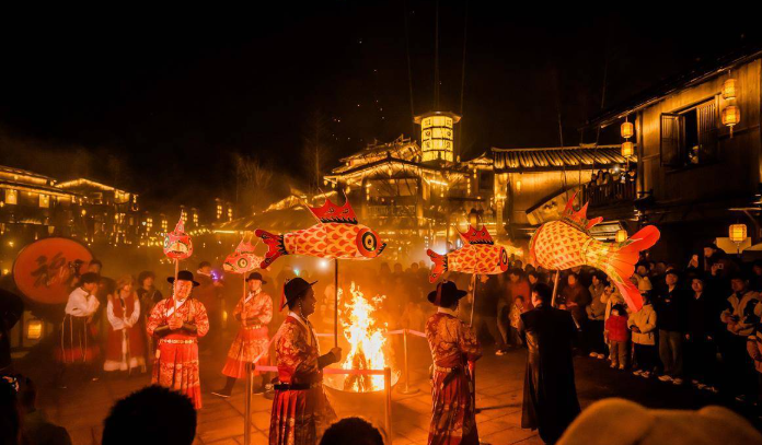 “00后”策划 江夏里上新潮玩庙会