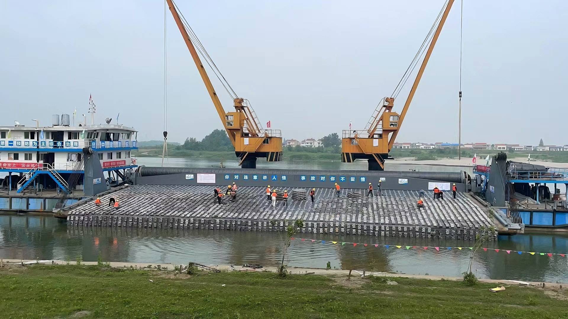 汉江兴蔡段2000吨级航道整治首标交工