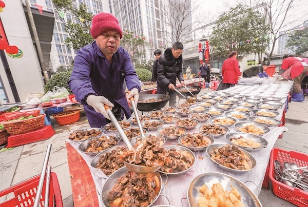 社區(qū)百家宴 和諧鄰里情