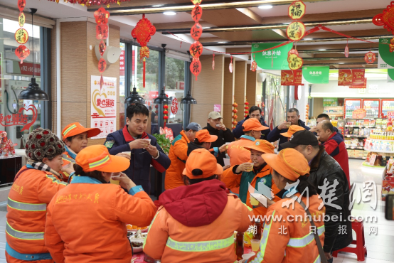  湖北武汉：春运路上添暖意 千人共品团年饭