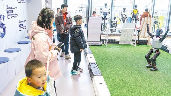 这里的人形机器人春节无休