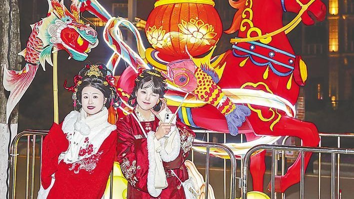 兩天涌入逾14萬游客 武漢園博園新春燈會(huì)人氣旺