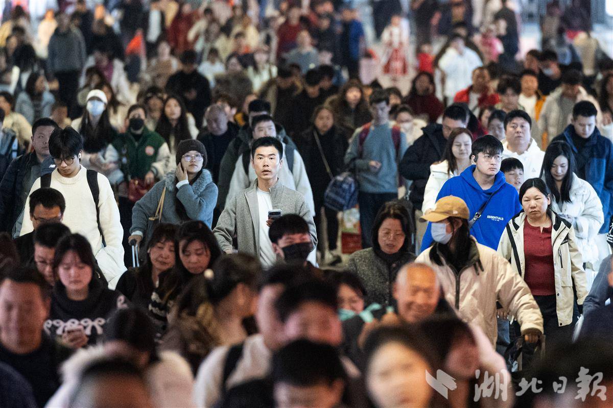 鐵路迎春節(jié)假期返程客流高峰