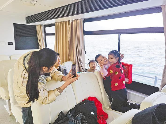 電動(dòng)渡船免費(fèi)迎 返鄉(xiāng)游子過(guò)大年