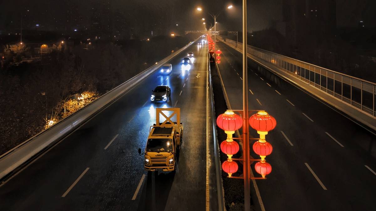 武漢大道掛上“中國(guó)紅” ，江城年味漸濃