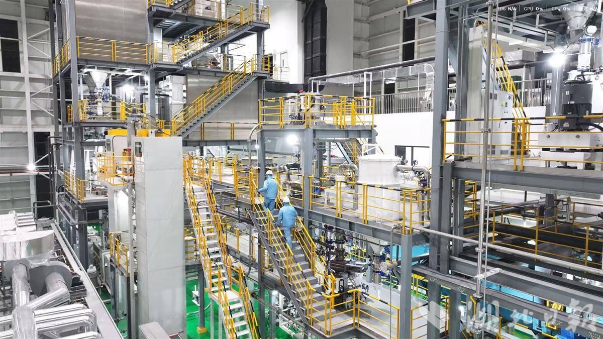 千吨级钠电正极材料中试线产品下线