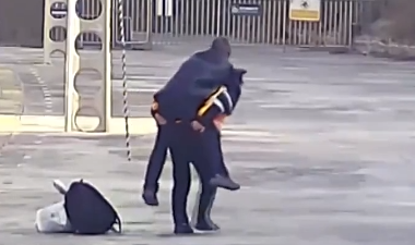 火车站最暖一背救回一条命