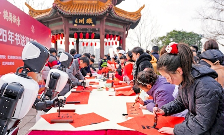 黄鹤楼前百人齐挥毫