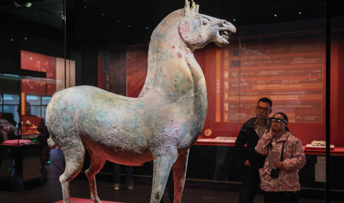 博物馆里观“马”迎新春
