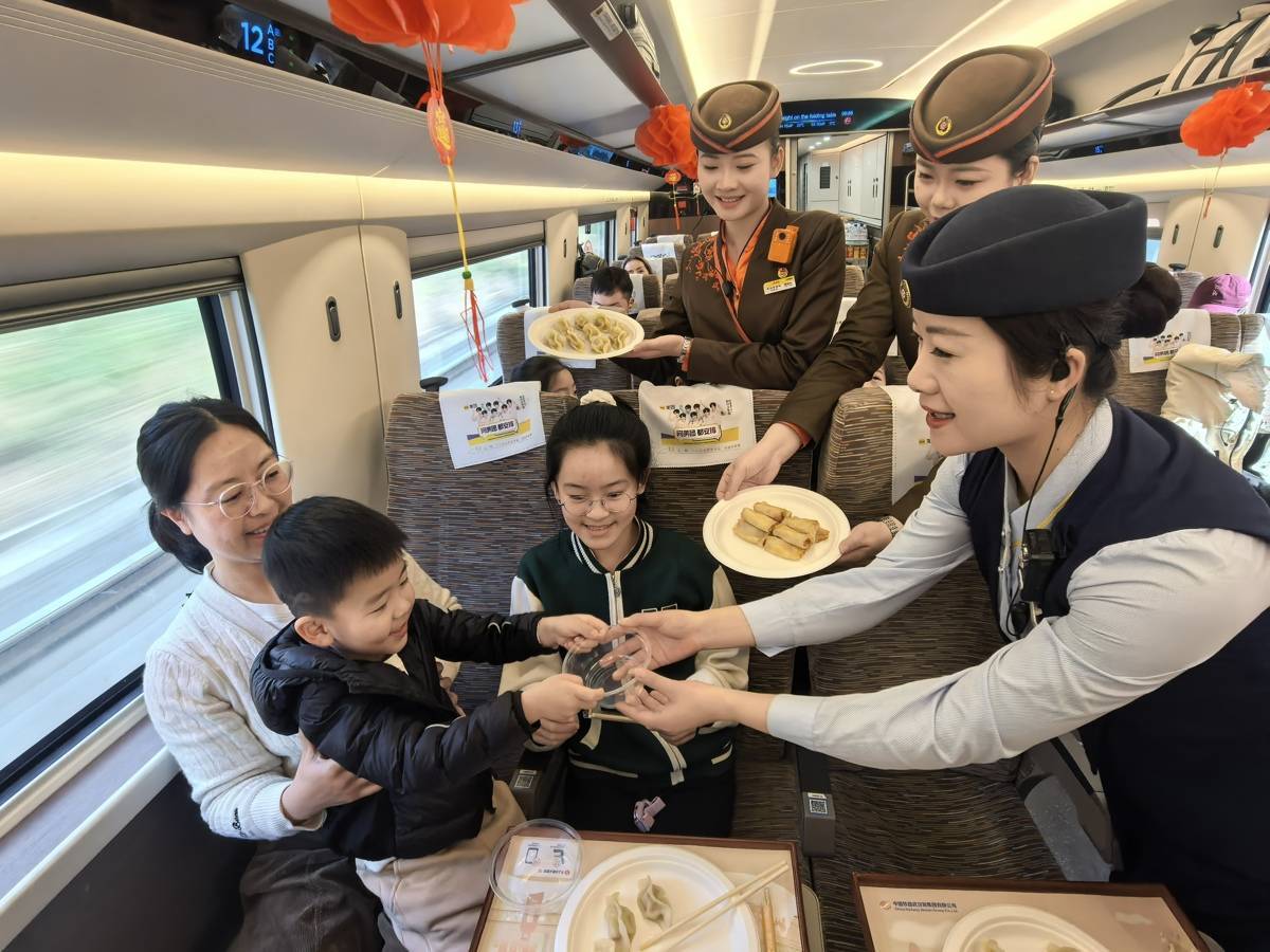 窗花映歸途 年味滿車廂