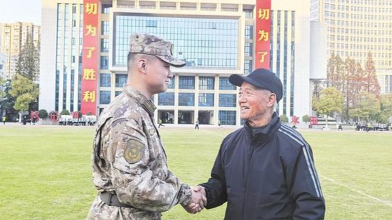 看！朵朵雪蓮綻放高原冰山