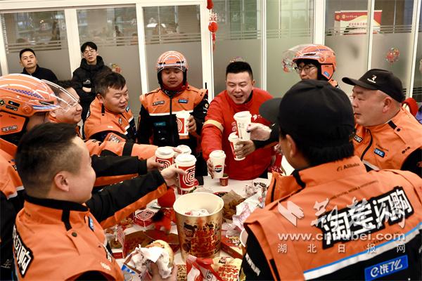 红围巾、热年饭、专属门诊……武汉工会新春关爱行动惠及一线劳动者