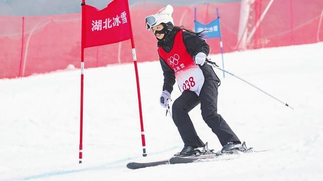 英山桃花冲滑雪场人气旺