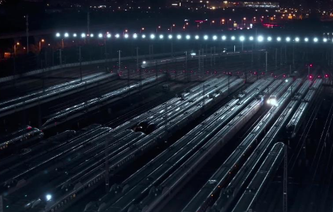 中国“陆地航母”武汉出发