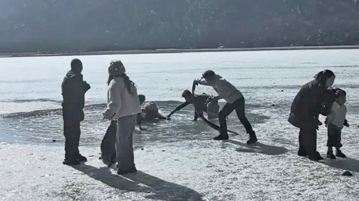 3岁女童掉进高原冰湖 游客和武警接力救人