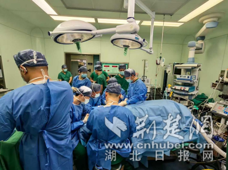 医生鞋袜染上生命红，四小时极速营救托起碾压伤者生机