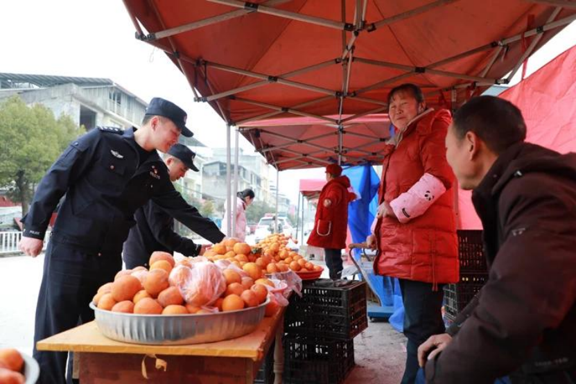 湖北利川：橘红暖山乡 藏蓝护平安