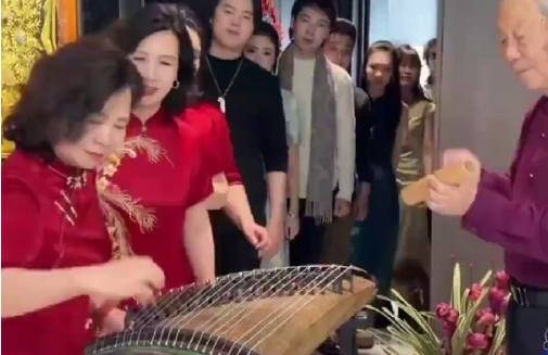 一家人古筝接力贺新春