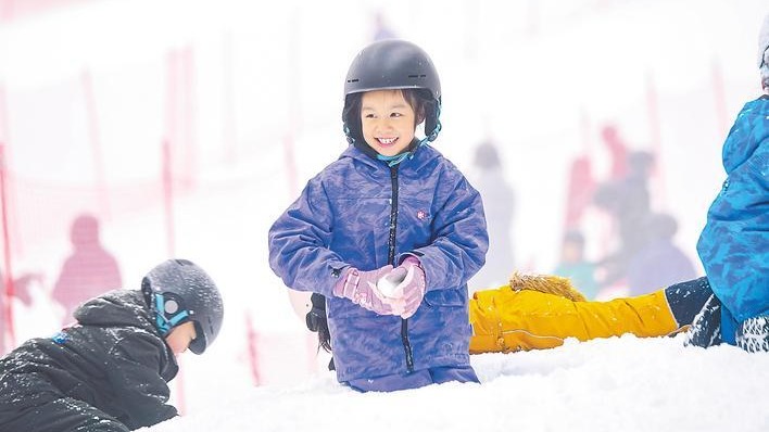 “冰雪热”持续升温 武汉甘露山滑雪场成新宠