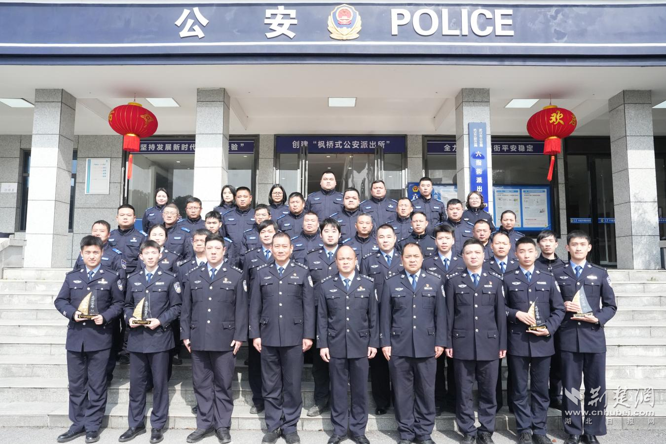  小年传薪火守初心 长江新区警方举行新老民警结对仪式