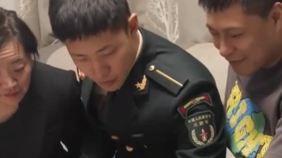 火箭軍學員穿閱兵服回家給爸媽驚喜