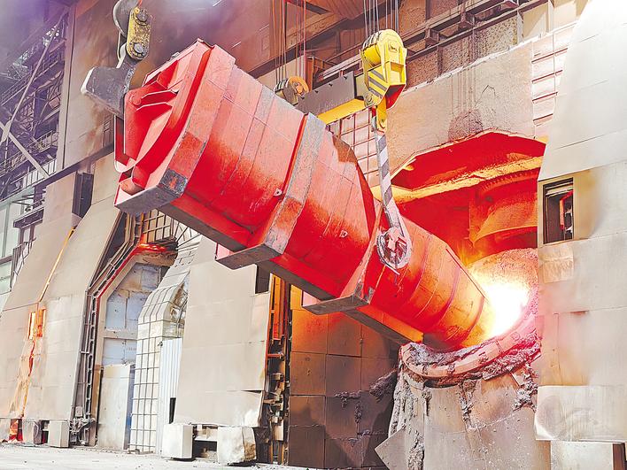 坐在電腦前煉出新年第一爐鋼