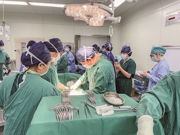 24岁新疆产妇在汉生下5胞胎