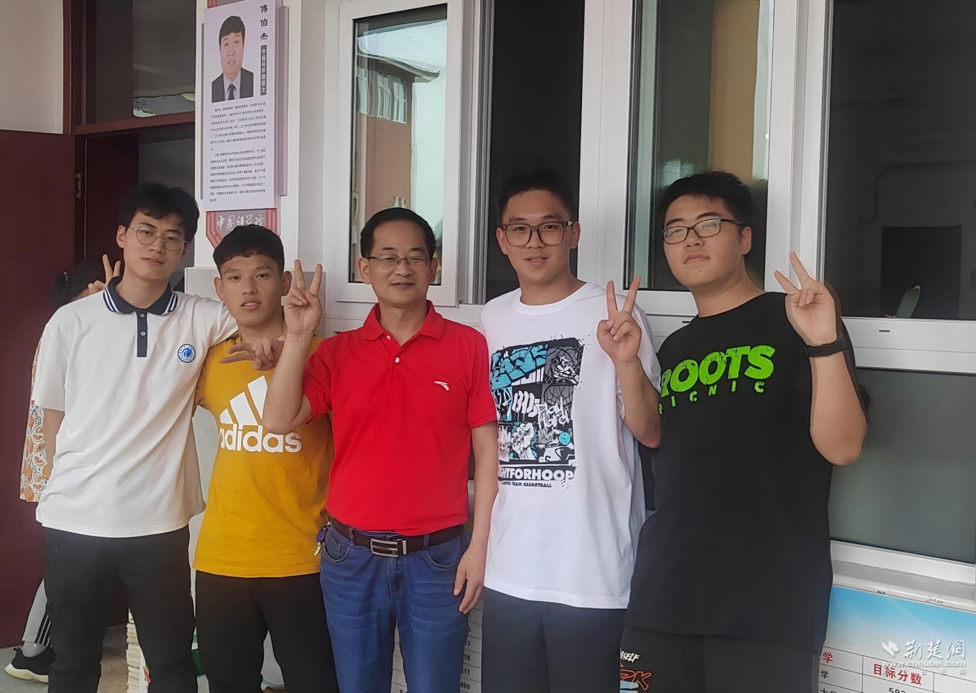 34载育桃李 一心铸师魂——记恩施三中副校长谭明鄂的教育深耕之路