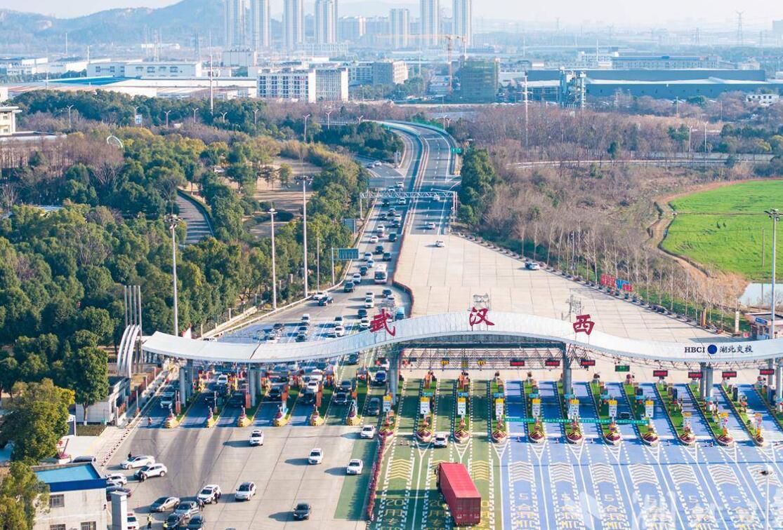 武漢西收費(fèi)站單日車(chē)流創(chuàng)新高 武漢迎來(lái)出城高峰