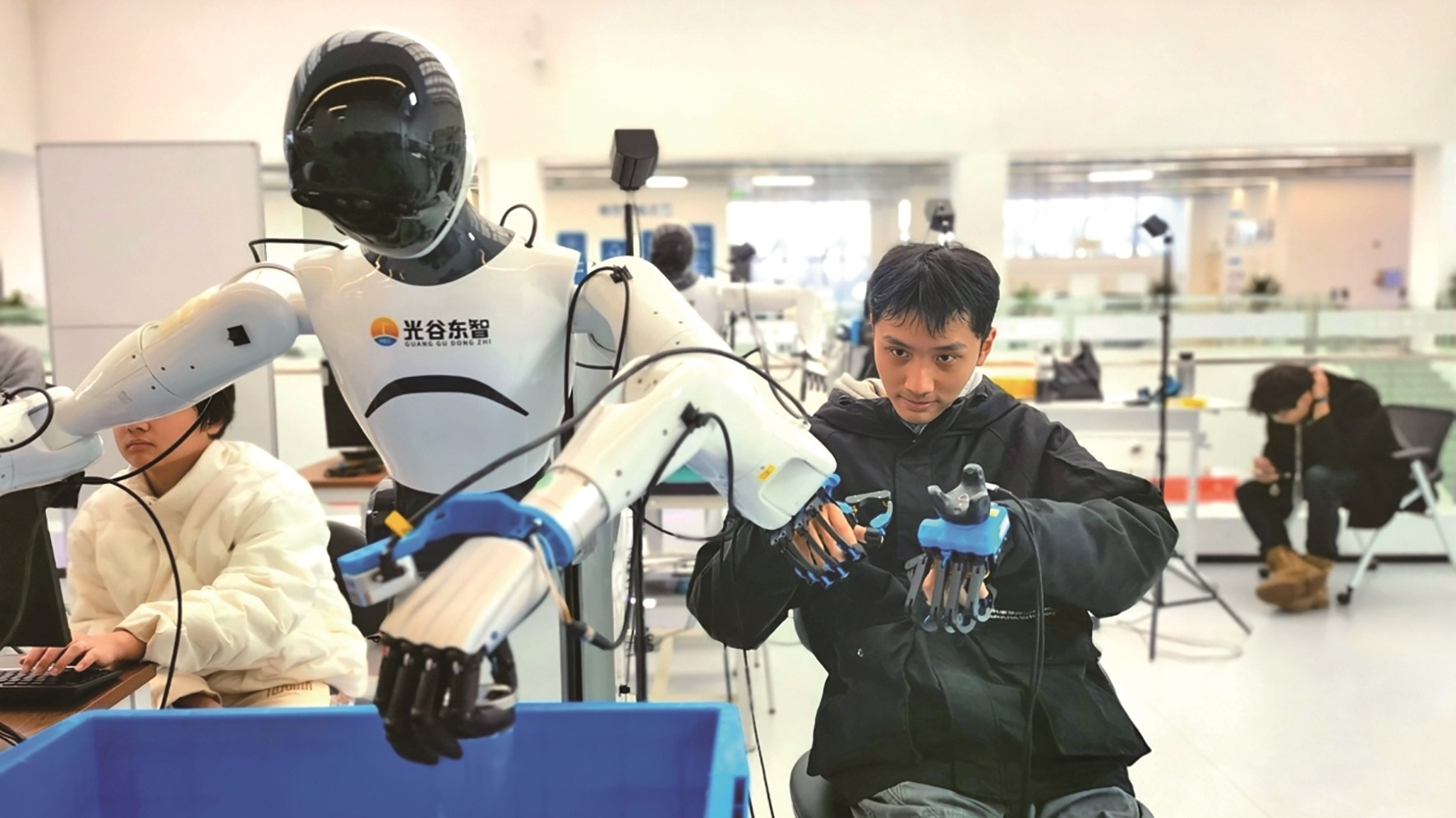 机器人训练师节后开工 每隔几分钟就夸次“真好”