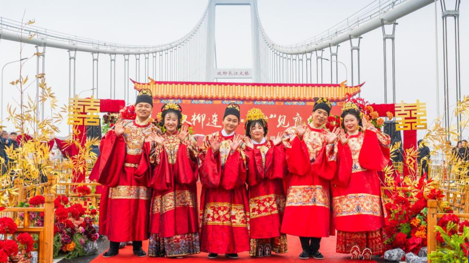 湖北武漢： 長江大橋上的集體婚禮