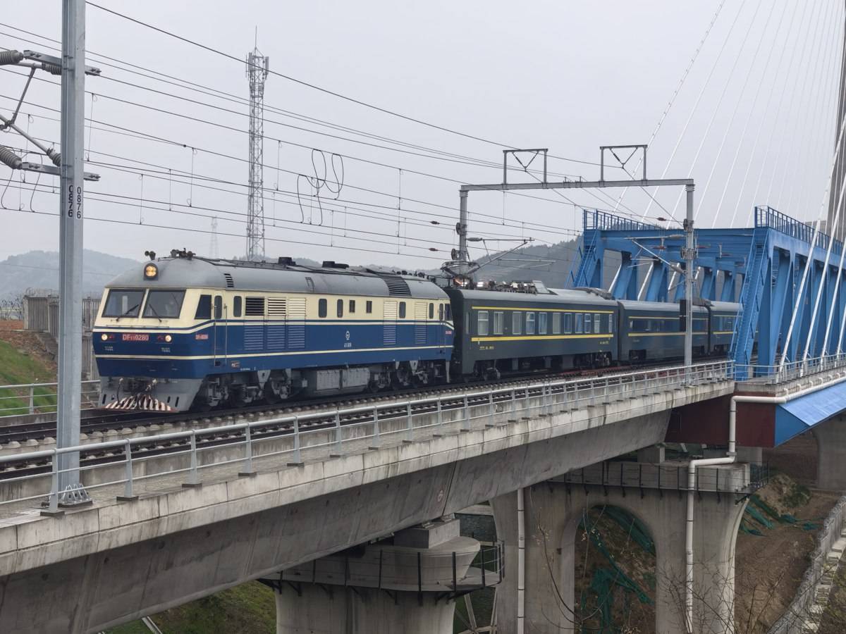 西十高鐵啟動(dòng)聯(lián)調(diào)聯(lián)試 首趟專業(yè)檢測(cè)列車駛過(guò)漢江特大橋