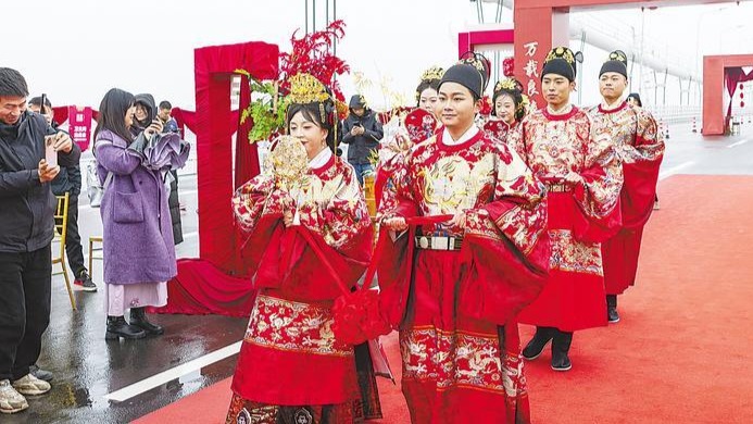 雙柳長江大橋上的浪漫集體婚禮